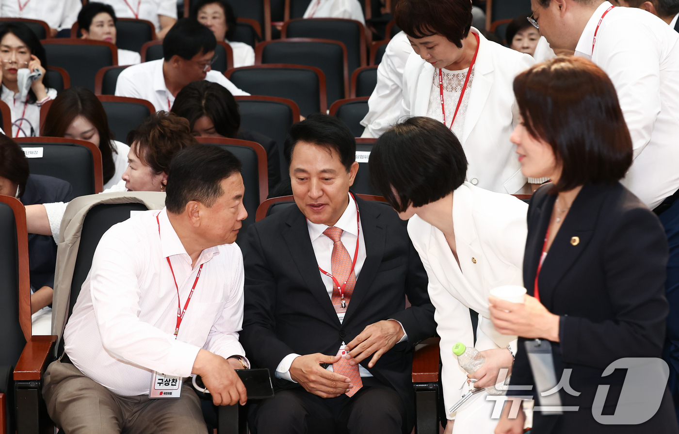 (서울=뉴스1) 김민지 기자 = 오세훈 서울시장이 26일 오후 서울 강남구 세텍 컨벤션홀에서 열린 '국민의힘 서울시당 지방선거 당선자 워크숍'에서 배현진 서울시당위원장 등 참석자들 …