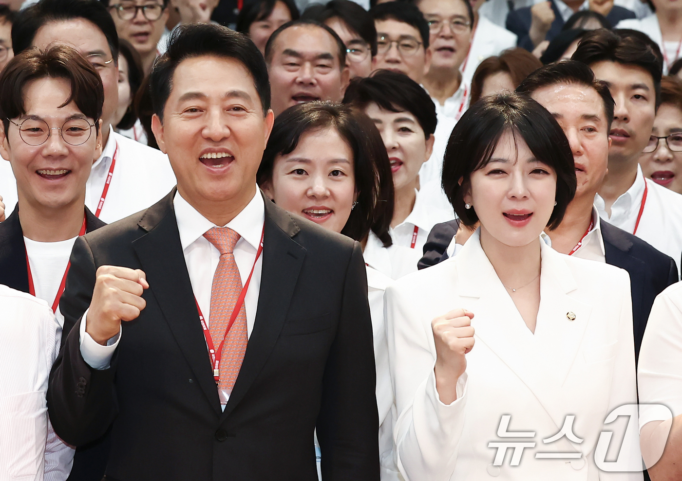 (서울=뉴스1) 김민지 기자 = 오세훈 서울시장이 26일 오후 서울 강남구 세텍 컨벤션홀에서 열린 '국민의힘 서울시당 지방선거 당선자 워크숍'에서 배현진 서울시당위원장 등 참석자들 …