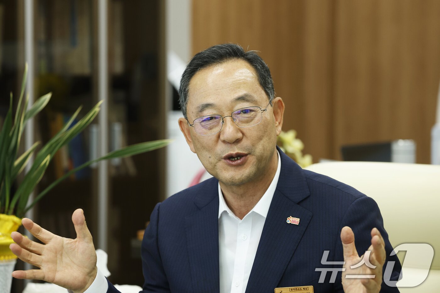 본문 이미지 - 명현관 해남군수가 26일 해남군청에서 뉴스1과 인터뷰를 하고 있다. ⓒ 뉴스1 김태성 기자