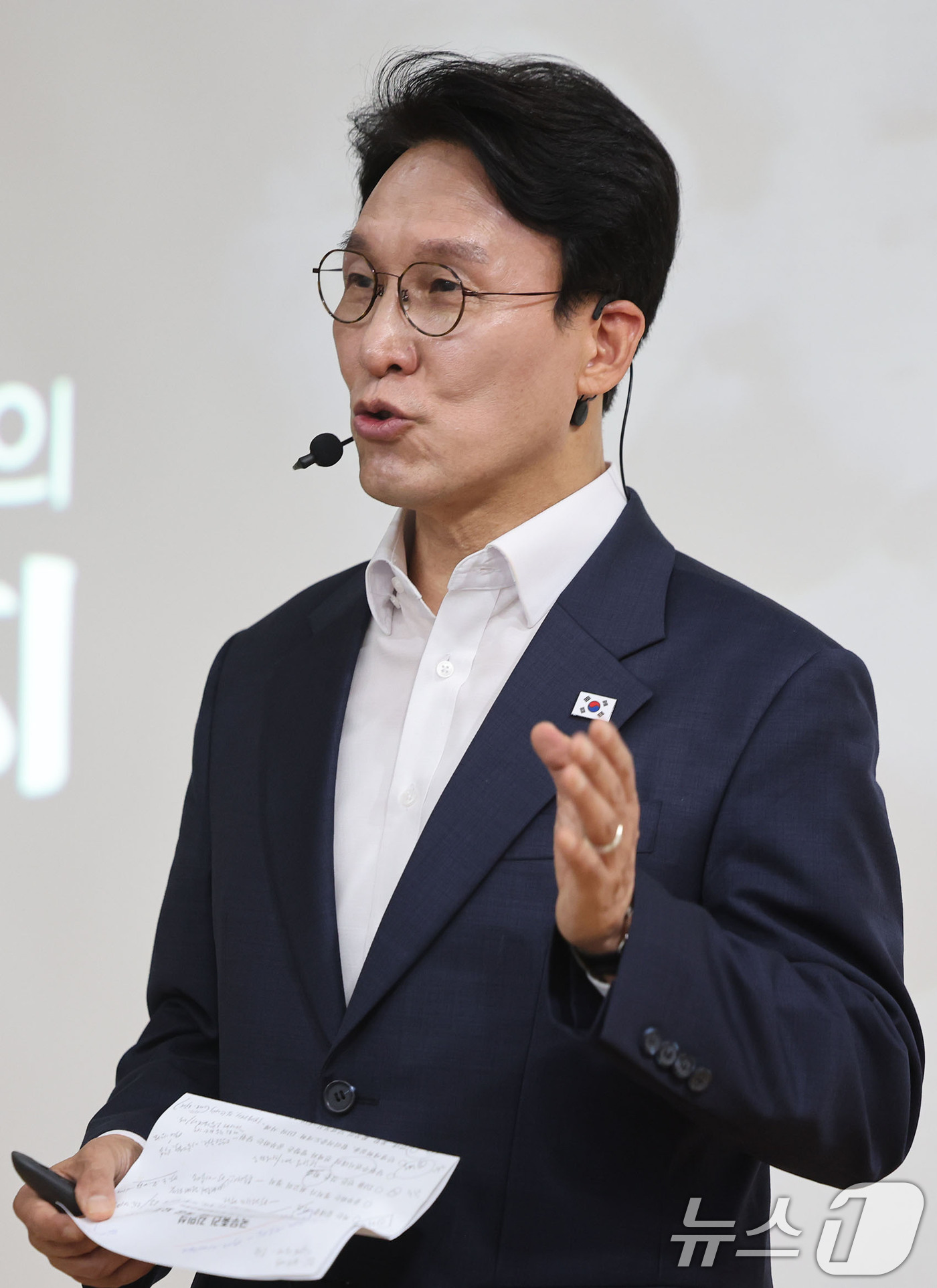 (광주=뉴스1) 박지현 기자 = 김민석 국무총리가 26일 광주 김대중컨벤션센터에서 진행된 김대중정치학교의 '청년정치인을 위한 DJ 정치론 특강'에서 발언하고 있다. 2026.6.2 …