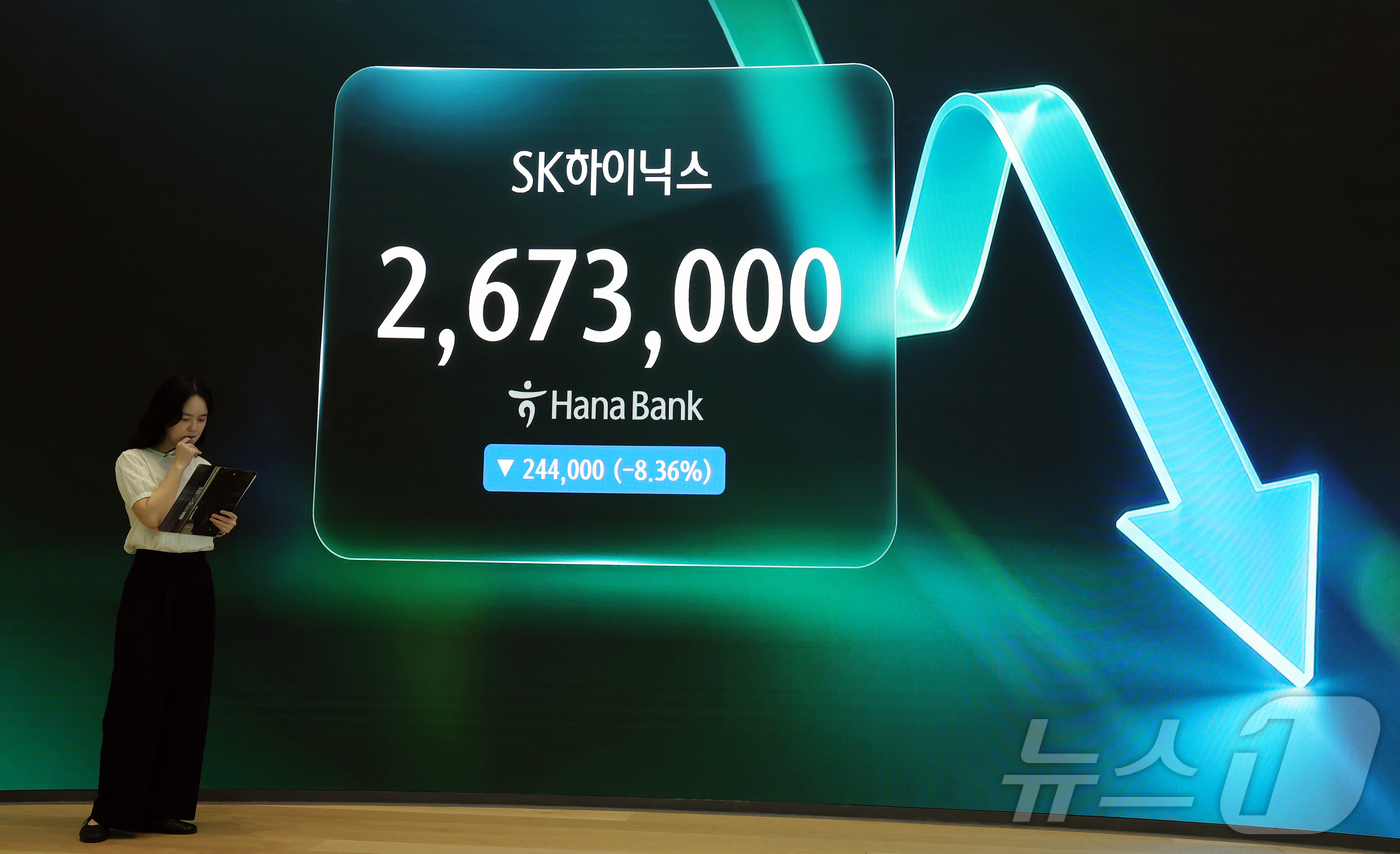 (서울=뉴스1) 김진환 기자 = 26일 오후 서울 중구 하나은행 본점 딜링룸에 SK 하이닉스 주가가 표시되고 있다.이날 코스피는 전일 종가와 비교해 519.09포인트(5.81%) …