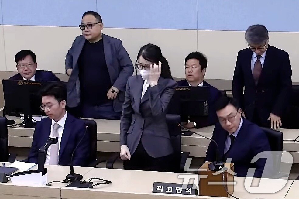 본문 이미지 - 김건희 여사가 26일 서울 서초구 중앙지방법원에서 열린 특정범죄가중처벌등에관한법률위반(알선수재) 부정청탁및금품등수수의금지에관한법률위반 증거인멸 등에 대한 1심 선고 공판에서 선고를 받고 있다. (서울중앙지방법원 제공. 재판매 및 DB 금지) 2026.6.26 ⓒ 뉴스1 이호윤 기자