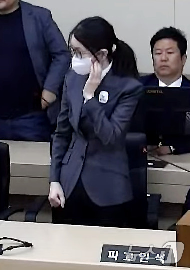 (서울=뉴스1) 이호윤 기자 = 김건희 여사가 26일 서울 서초구 중앙지방법원에서 열린 특정범죄가중처벌등에관한법률위반(알선수재) 부정청탁및금품등수수의금지에관한법률위반 증거인멸 등에 …