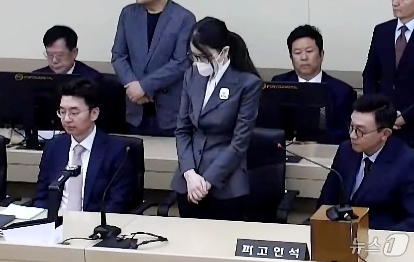 (서울=뉴스1) 이호윤 기자 = 김건희 여사가 26일 서울 서초구 중앙지방법원에서 열린 특정범죄가중처벌등에관한법률위반(알선수재) 부정청탁및금품등수수의금지에관한법률위반 증거인멸 등에 …