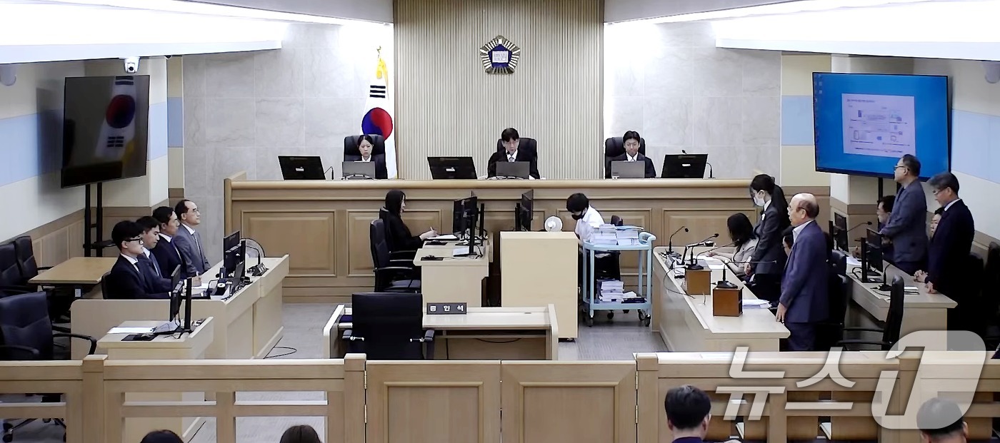 (서울=뉴스1) 이호윤 기자 = 김건희 여사가 26일 서울 서초구 중앙지방법원에서 열린 특정범죄가중처벌등에관한법률위반(알선수재) 부정청탁및금품등수수의금지에관한법률위반 증거인멸 등에 …