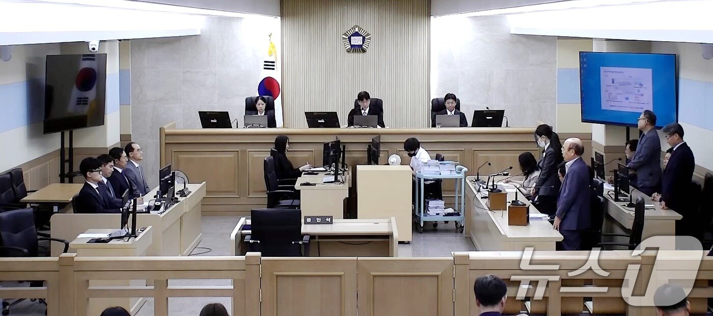 본문 이미지 - 김건희 여사가 26일 서울 서초구 중앙지방법원에서 열린 특정범죄가중처벌등에관한법률위반(알선수재) 부정청탁및금품등수수의금지에관한법률위반 증거인멸 등에 대한 1심 선고 공판에서 선고를 받고 있다. (서울중앙지방법원 제공. 재판매 및 DB 금지) 2026.6.26 ⓒ 뉴스1 이호윤 기자