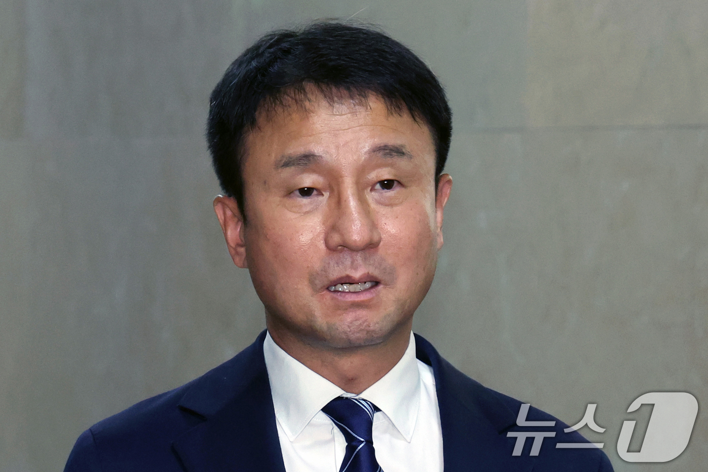 (서울=뉴스1) 황기선 기자 = 한병도 더불어민주당 원내대표가 26일 오후 서울 여의도 국회에서 원 구성 협상을 위한 여야 원내대표 회동을 마치고 취재진 질문에 답하고 있다. 20 …