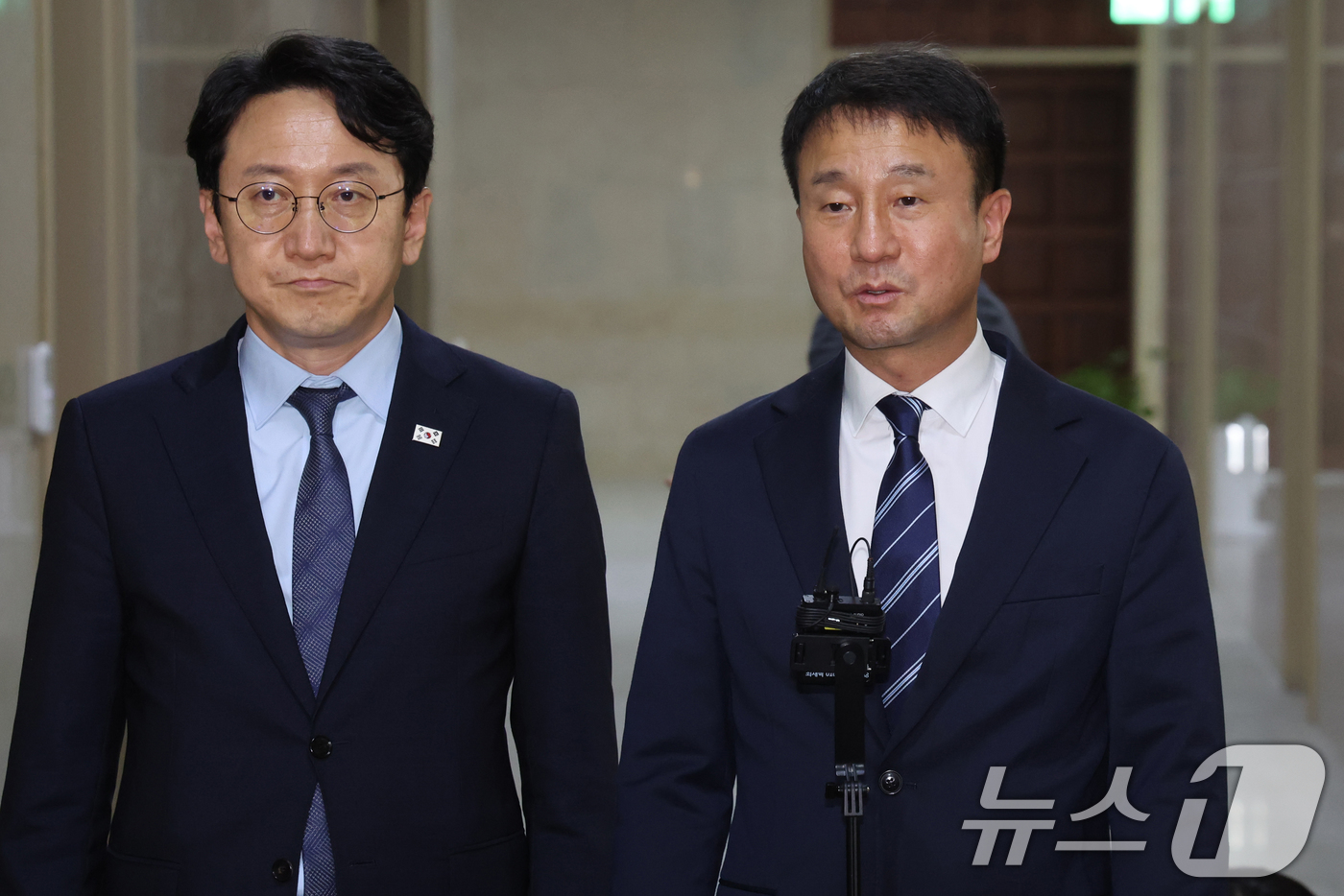 (서울=뉴스1) 황기선 기자 = 한병도 더불어민주당 원내대표가 26일 오후 서울 여의도 국회에서 원 구성 협상을 위한 여야 원내대표 회동을 마치고 취재진 질문에 답하고 있다. 20 …