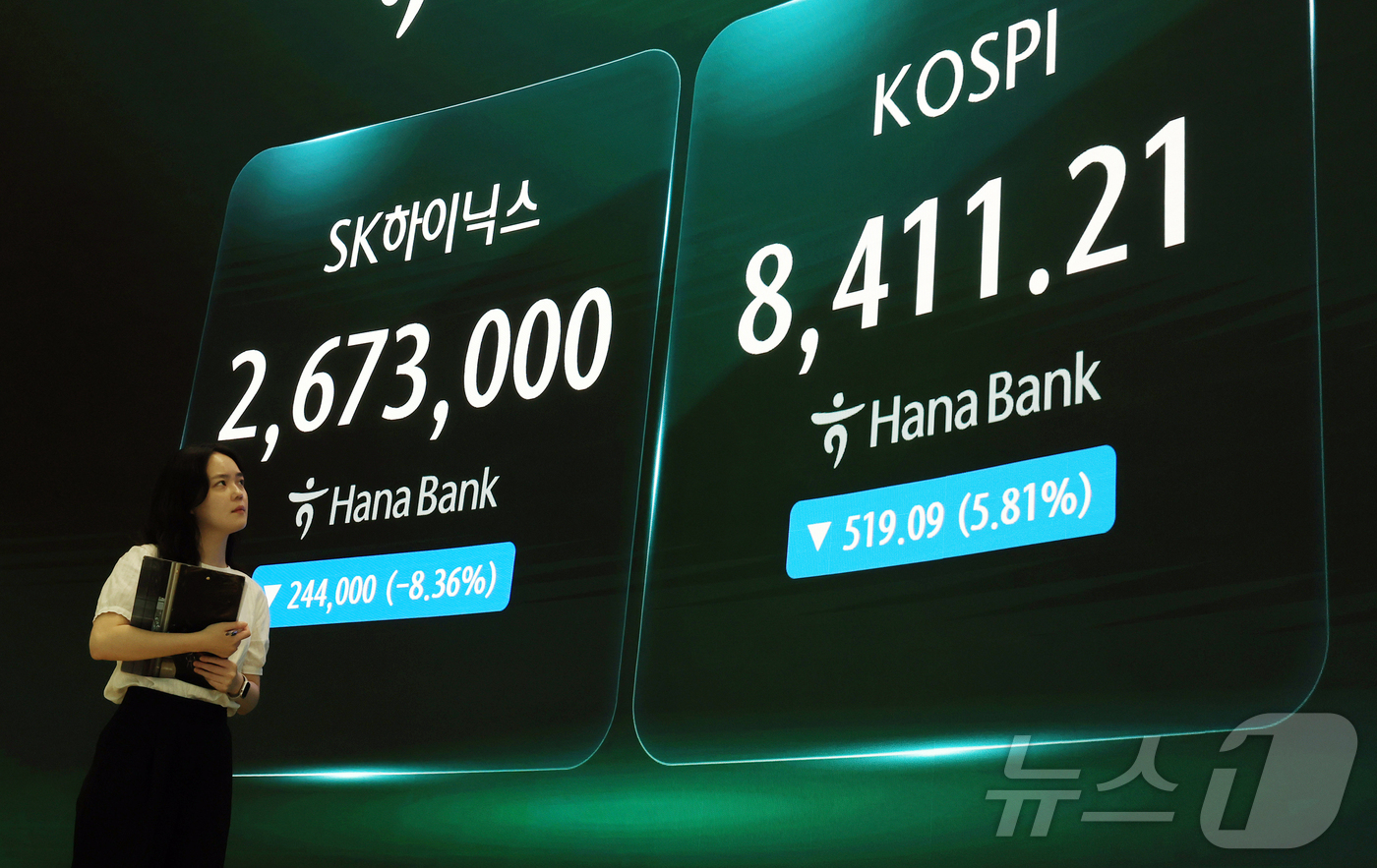 (서울=뉴스1) 김진환 기자 = 26일 오후 서울 중구 하나은행 본점 딜링룸에 종가와 SK 하이닉스 주가가 표시되고 있다.이날 코스피는 전일 종가와 비교해 519.09포인트(5.8 …