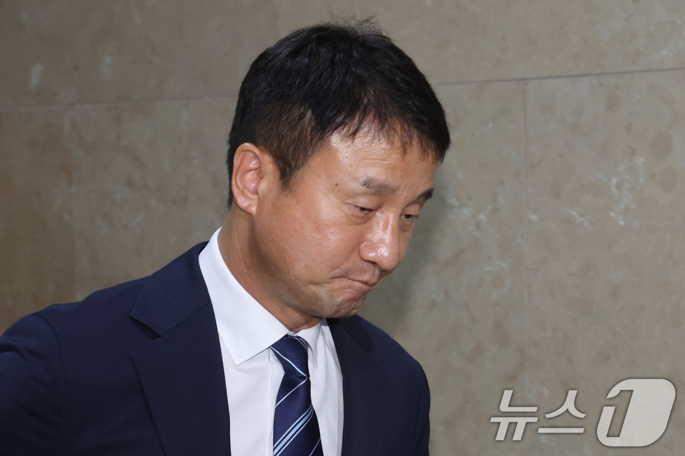 (서울=뉴스1) 황기선 기자 = 한병도 더불어민주당 원내대표가 26일 오후 서울 여의도 국회에서 원 구성 협상을 위한 여야 원내대표 회동을 마치고 발걸음을 옮기고 있다. 2026. …