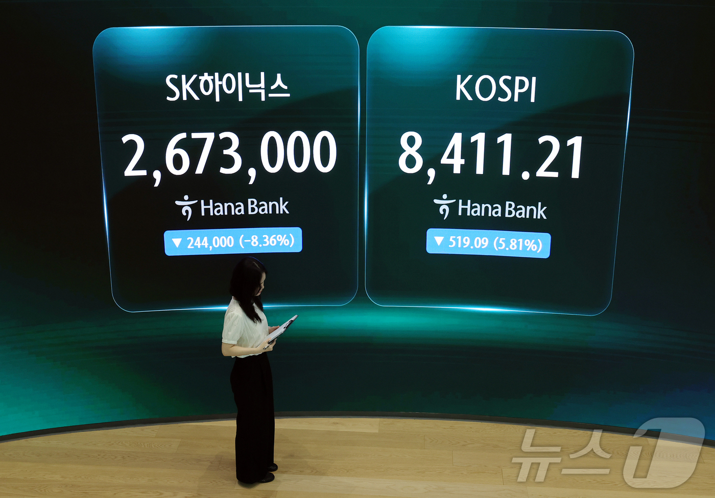 (서울=뉴스1) 김진환 기자 = 26일 오후 서울 중구 하나은행 본점 딜링룸에 종가 및 SK 하이닉스 주가가 나오고 있다.이날 코스피는 전일 종가와 비교해 519.09포인트(5.8 …