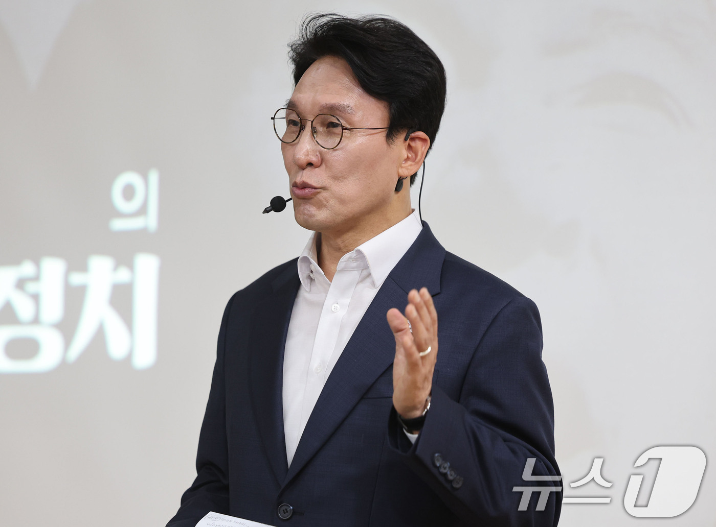 (광주=뉴스1) 박지현 기자 = 김민석 국무총리가 26일 광주 김대중컨벤션센터에서 진행된 김대중정치학교의 '청년정치인을 위한 DJ 정치론 특강'에서 발언하고 있다. 2026.6.2 …