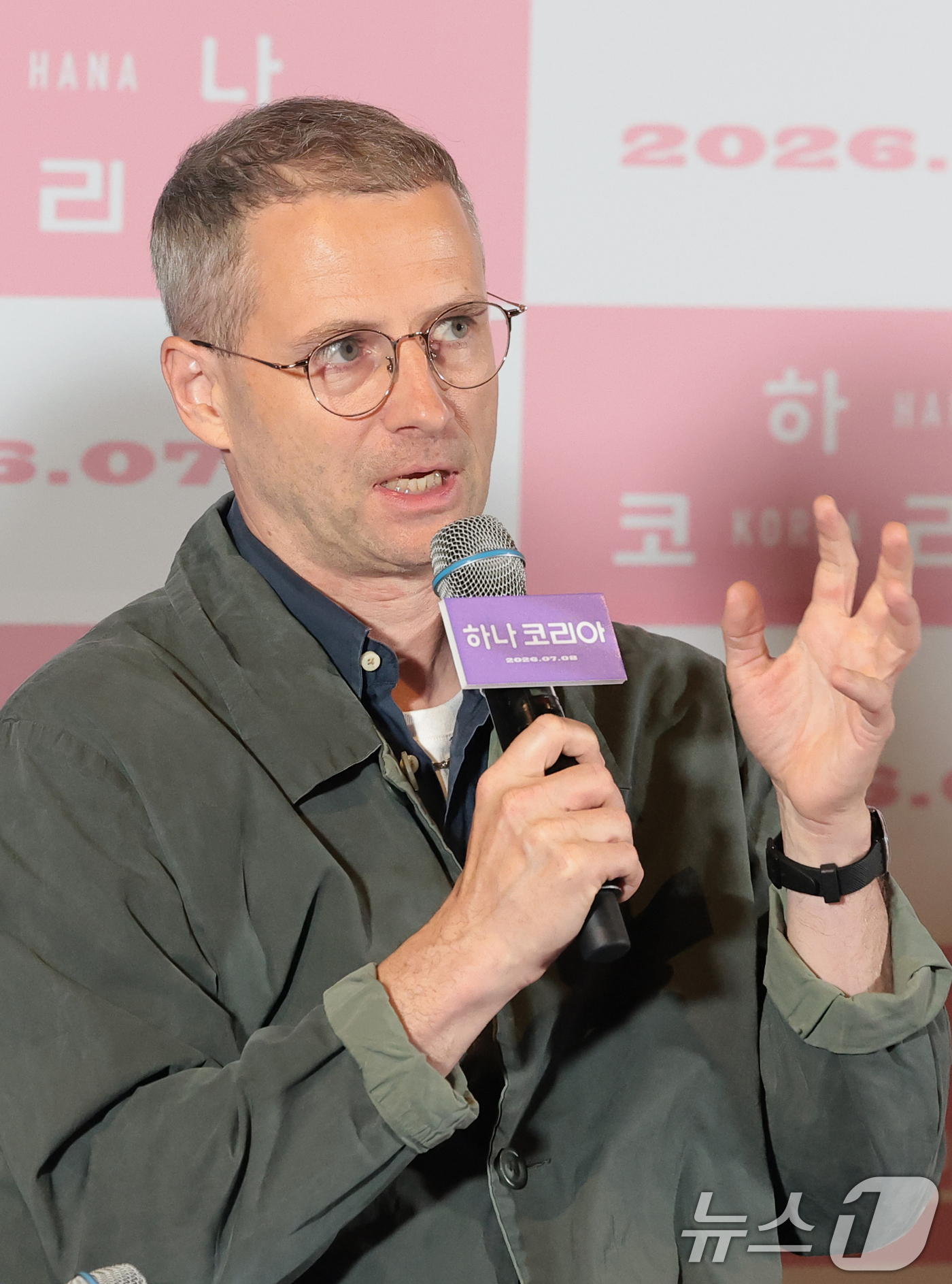 (서울=뉴스1) 권현진 기자 = 프레드릭 쇨베르 감독이 26일 서울 용산구 CGV 용산아이파크몰에서 열린 영화 ‘하나 코리아’ 언론시사 및 기자간담회에 참석해 인사말을 하고 있다. …