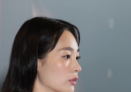 취재진 질문에 답하는 김민하