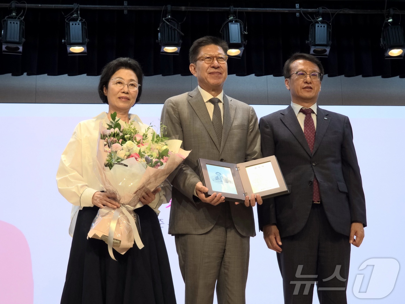 (부산=뉴스1) 이주현 기자 = 박형준 부산시장이 26일 부산시청 1층 대강당에서 열린 시장 퇴임식에서 조현 여사와 함께 감사패를 받은 후 기념촬영을 하고 있다. 2026.6.26 …