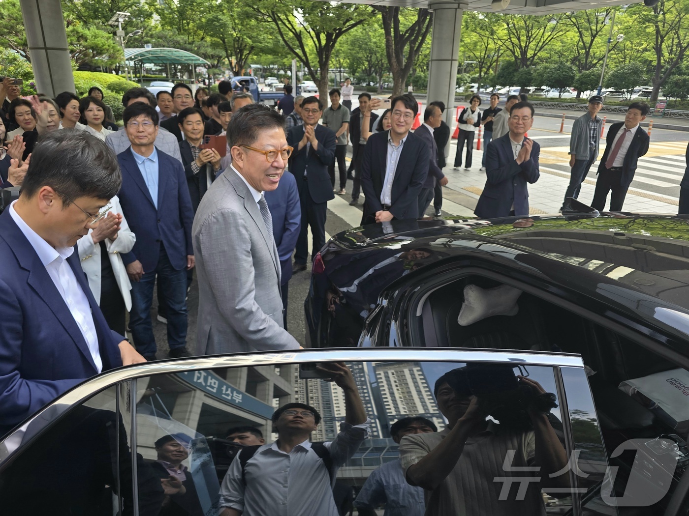 (부산=뉴스1) 이주현 기자 = 박형준 부산시장이 26일 부산시청 1층 대강당에서 열린 퇴임식을 마친 뒤 시청을 떠나며 차량에 오르고 있다.2026.6.26/뉴스1