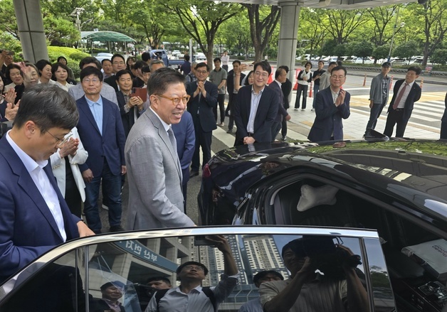 시장 퇴임식을 마친 후 차량에 탑승하는 박형준