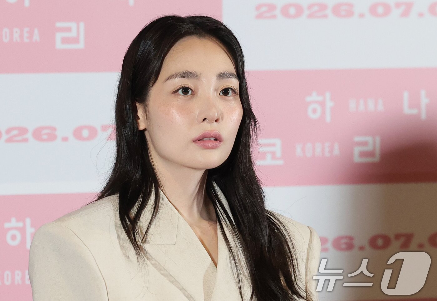 본문 이미지 - 배우 김민하가 서울 용산구 CGV 용산아이파크몰에서 열린 영화 ‘하나 코리아’ 언론시사 및 기자간담회에 참석해 취재진 질문을 듣고 있다. ‘하나 코리아’는 낯선 삶 속에서도 끝내 앞으로 나아가려는 탈북 여성 ‘혜선’의 여정을 담은 실화 모티브 아트버스터다. 2026.6.26 ⓒ 뉴스1 권현진 기자