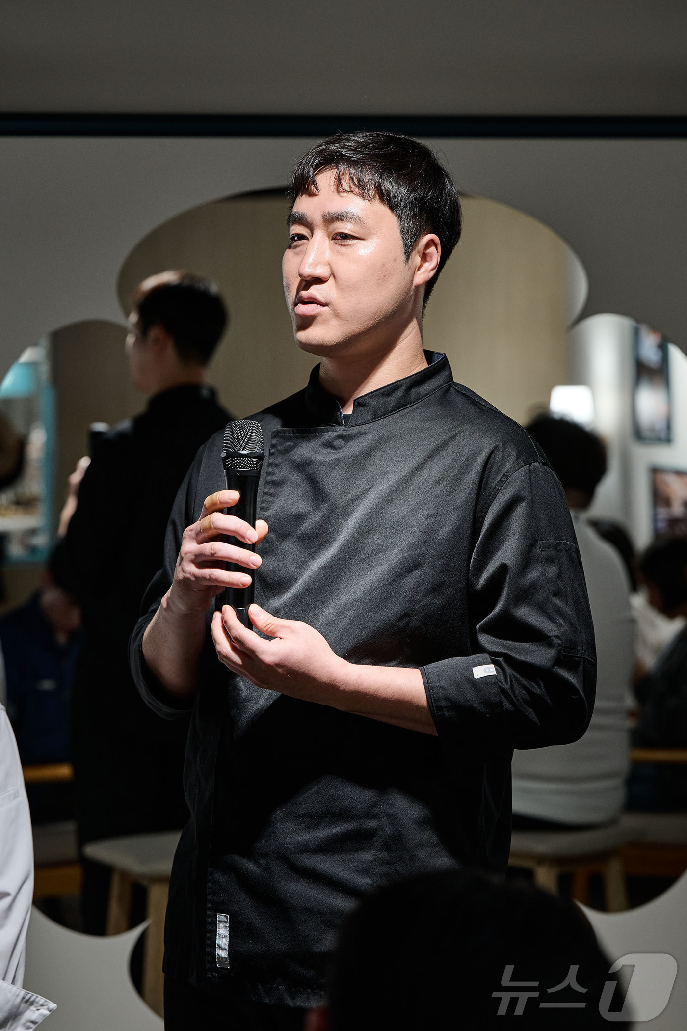 (서울=뉴스1) = 캄파리코리아가 26일 서울 스테이지 엑스 성수 차봇에서 더 글렌그란트 미식 페어링 팝업스토어를 진행했다. 중식을 기반으로 다양한 식재료와 스타일을 자유롭게 풀어 …