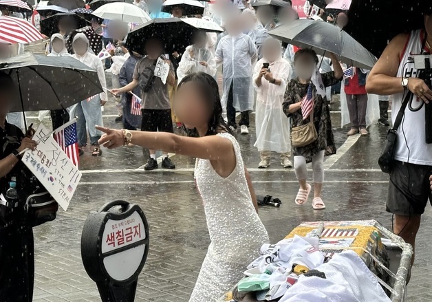 침 뱉은 여성 손으로 밀친 경찰 '과잉대응' 논란…전문가 "독직폭행 아냐"