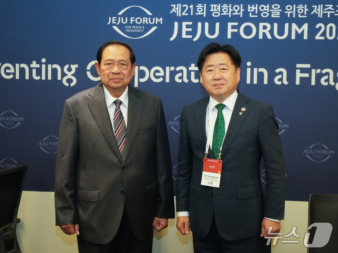 본문 이미지 - 오영훈 제주특별자치도지사와 수실로 밤방 유도요노(Susilo Bambang Yudhoyono) 전 인도네시아 대통령이 26일 오전 해비치 호텔&리조트 제주에서 열린 '제21회 평화와 번영을 위한 제주포럼'에서 면담 후 기념촬영을 하고 있다.(제주특별자치도 제공, 재판매 및 DB 금지)