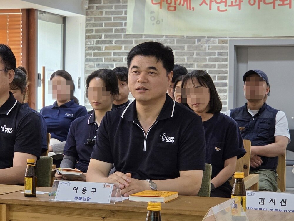본문 이미지 - 지난 24일 서울대공원에서 열린 2026년 상반기 동물복지 외부 전문가 자문회의에서 여용구 서울대공원 동물원장이 인사말을 하고 있다. ⓒ 뉴스1 한송아 기자