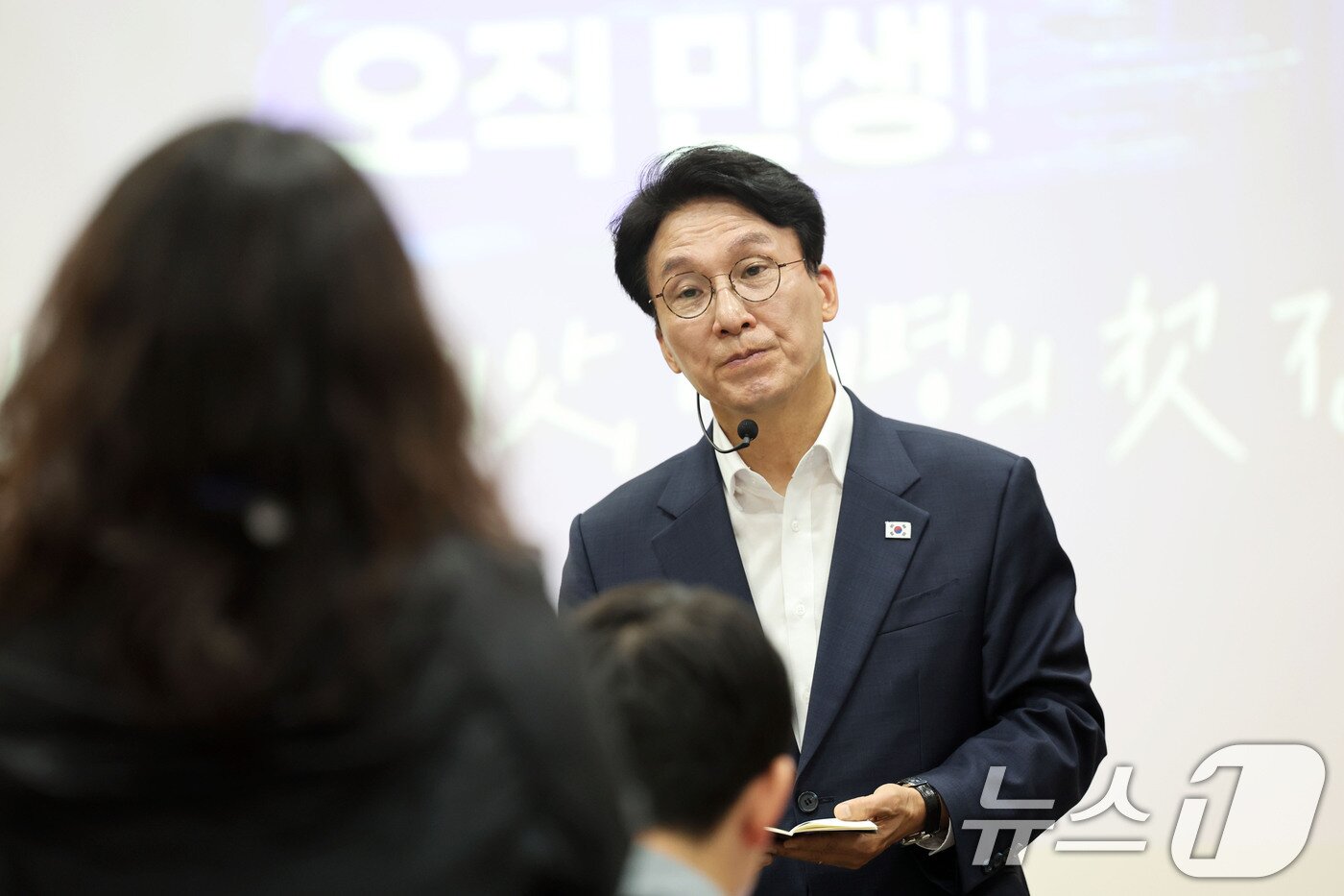 본문 이미지 - 김민석 국무총리가 26일 광주 김대중컨벤션센터에서 진행된 김대중정치학교의 '청년정치인을 위한 DJ 정치론 특강'에서 청년 정치인들로부터 질문을 받고 있다. 2026.6.26 ⓒ 뉴스1 박지현 기자