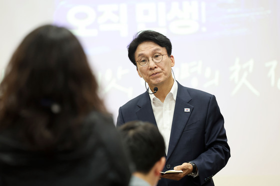 청년들에게 질문 받는 김민석 총리