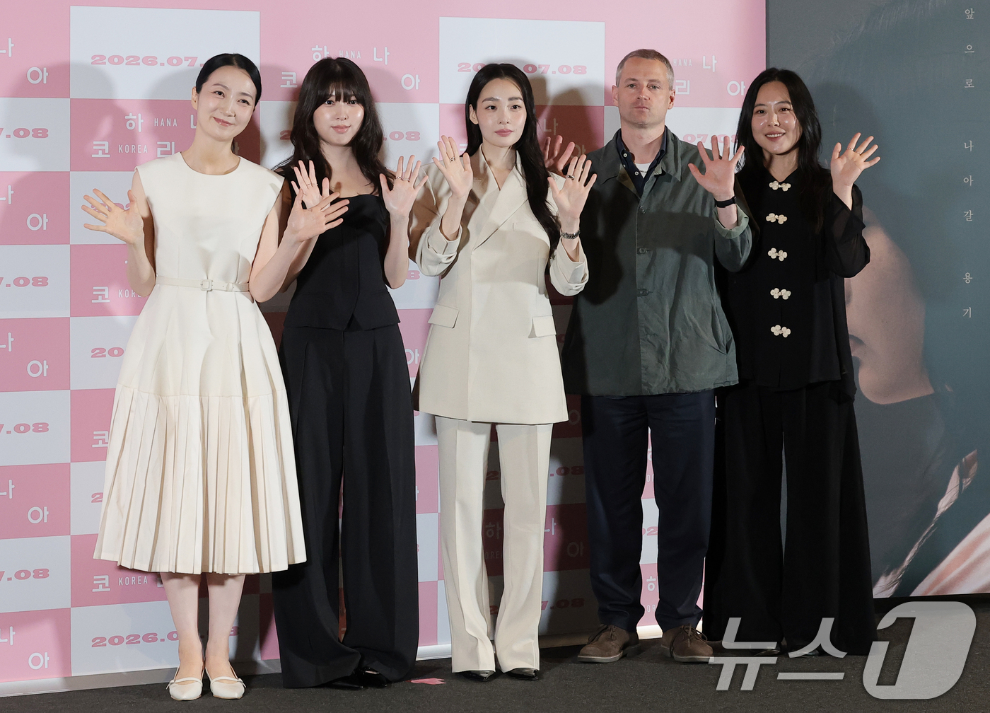 (서울=뉴스1) 권현진 기자 = 배우 김주령(왼쪽부터)과 안서현, 김민하, 김주령, 프레드릭 쇨베르 감독, 각본가 최성재가 서울 용산구 CGV 용산아이파크몰에서 열린 영화 ‘하나 …