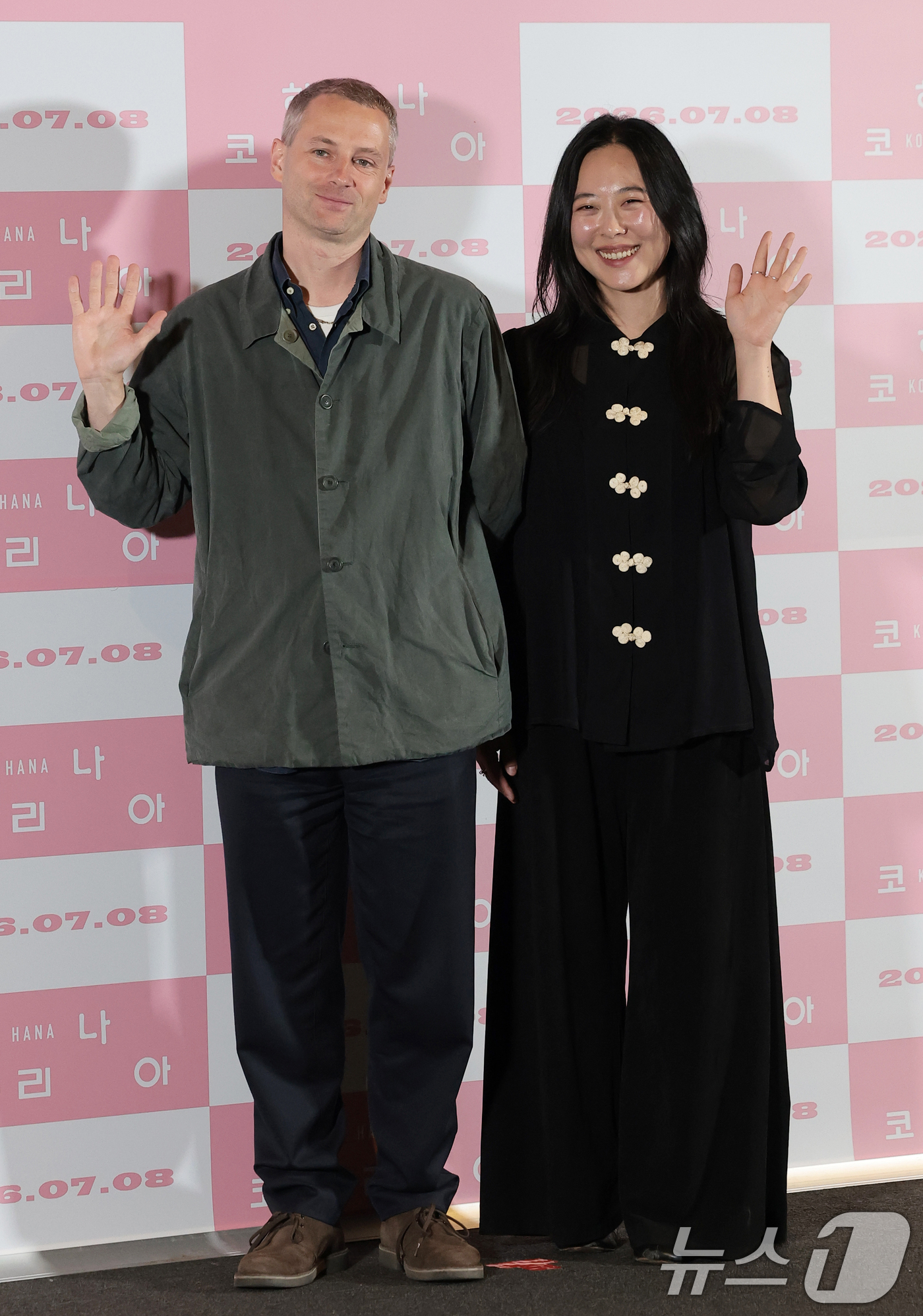 (서울=뉴스1) 권현진 기자 = 프레드릭 쇨베르 감독과 각본가 최성재(오른쪽)가 서울 용산구 CGV 용산아이파크몰에서 열린 영화 ‘하나 코리아’ 언론시사 및 기자간담회에 참석해 포 …