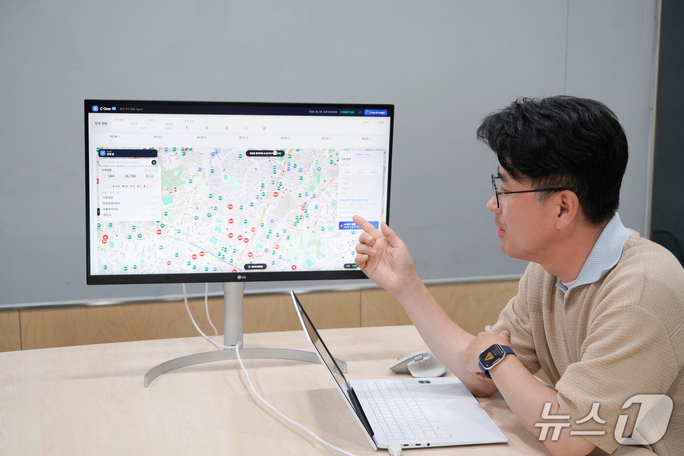 본문 이미지 - 이승준 SK브로드밴드 Network AT·DT추진팀 팀장이 서울 중구 SK브로드밴드 본사에서 진행한 인터뷰에서 AI 관제진단 에이전트 'C-one' 개발 배경을 설명하고 있다. (SK브로드밴드 제공)