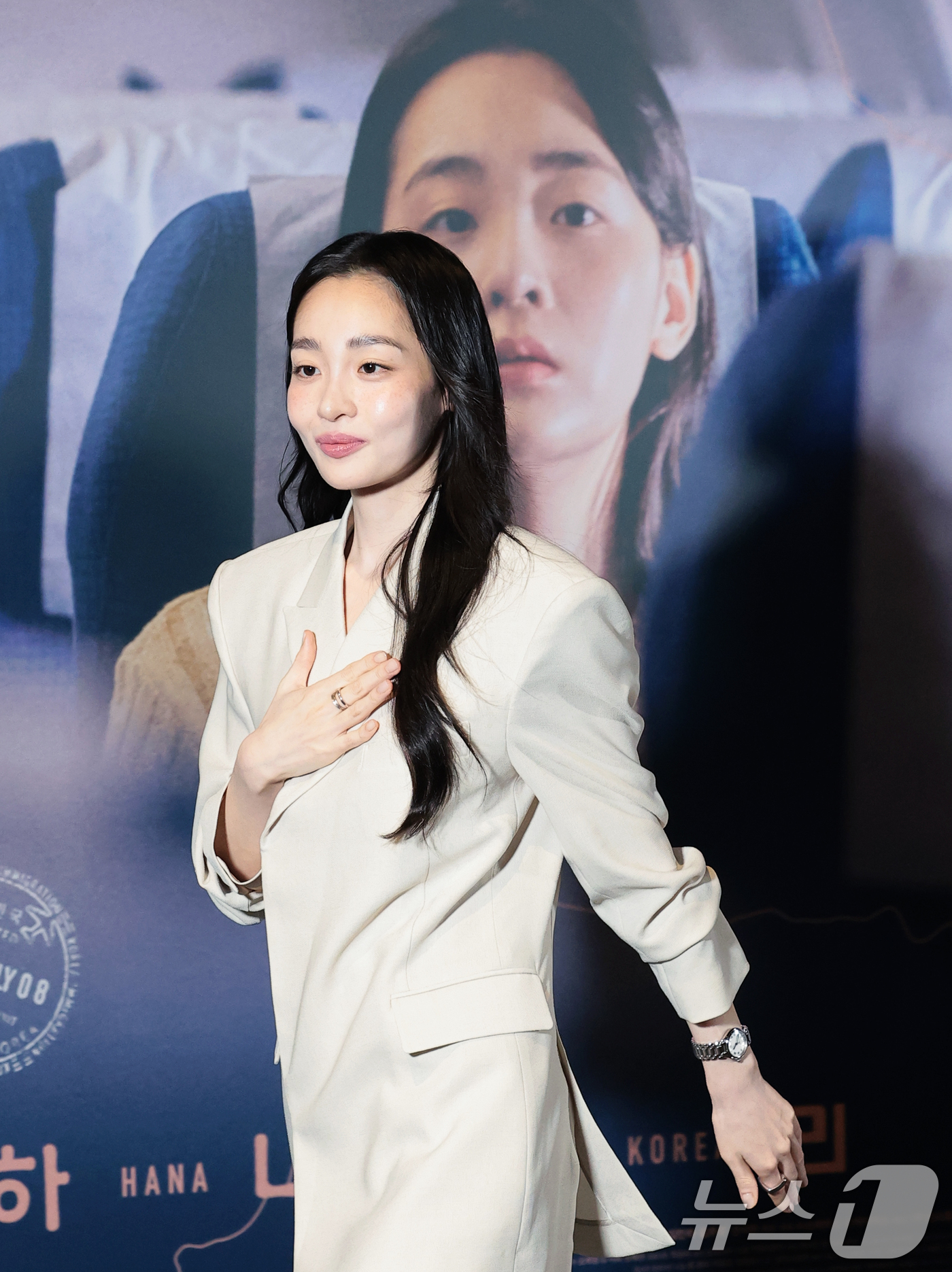 (서울=뉴스1) 권현진 기자 = 배우 김민하가 서울 용산구 CGV 용산아이파크몰에서 열린 영화 ‘하나 코리아’ 기자간담회를 마치고 퇴장하고 있다.‘하나 코리아’는 낯선 삶 속에서도 …