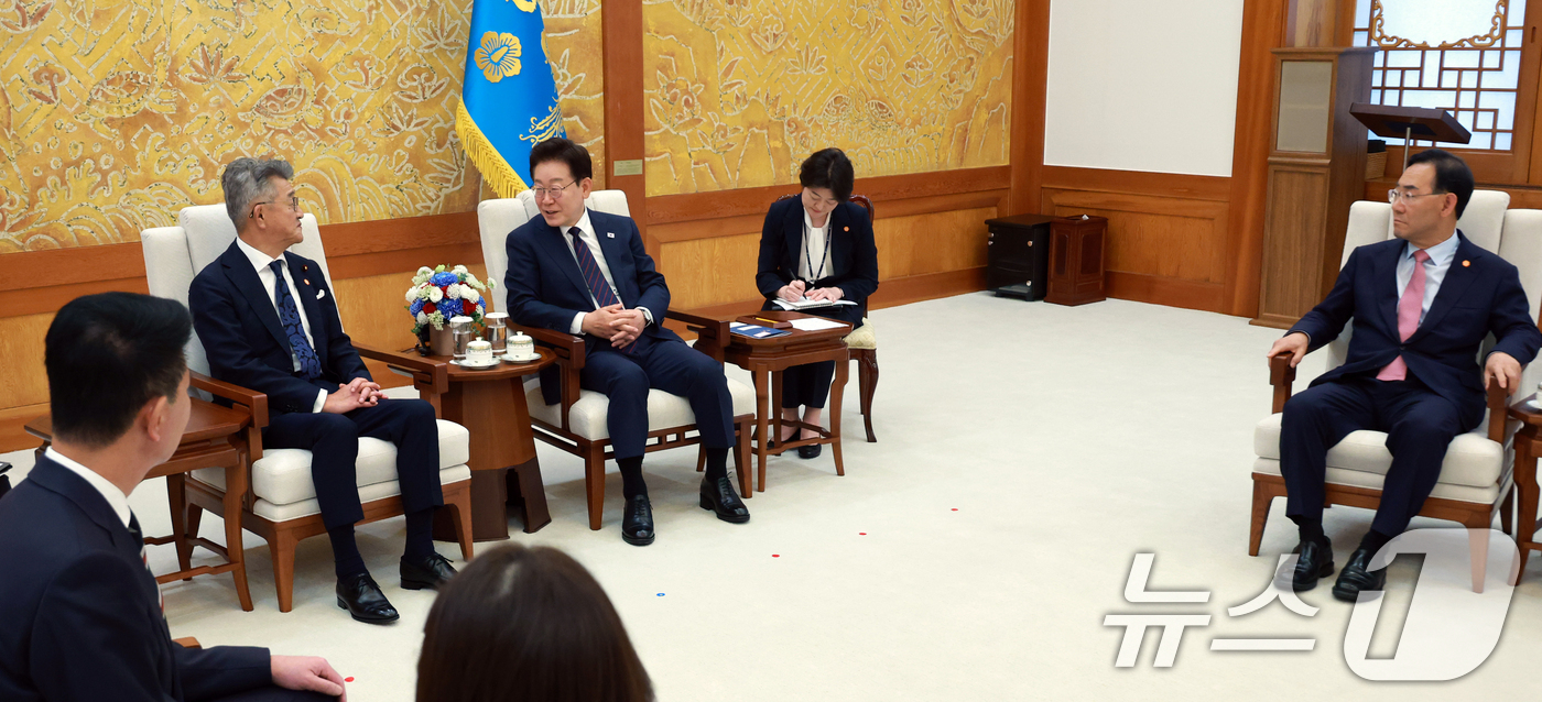 (서울=뉴스1) 이재명 기자 = 이재명 대통령이 26일 청와대에서 다케다 료타 일한의원연맹 회장을 접견하고 있다. (청와대통신사진기자단) 2026.6.26/뉴스1