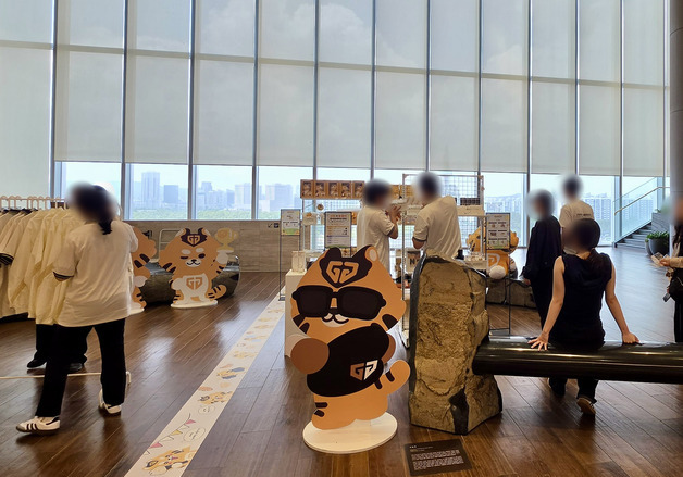 "롤 경기 전 굿즈 사러 오세요 "…대전신세계, '젠지 이스포츠' 팝업