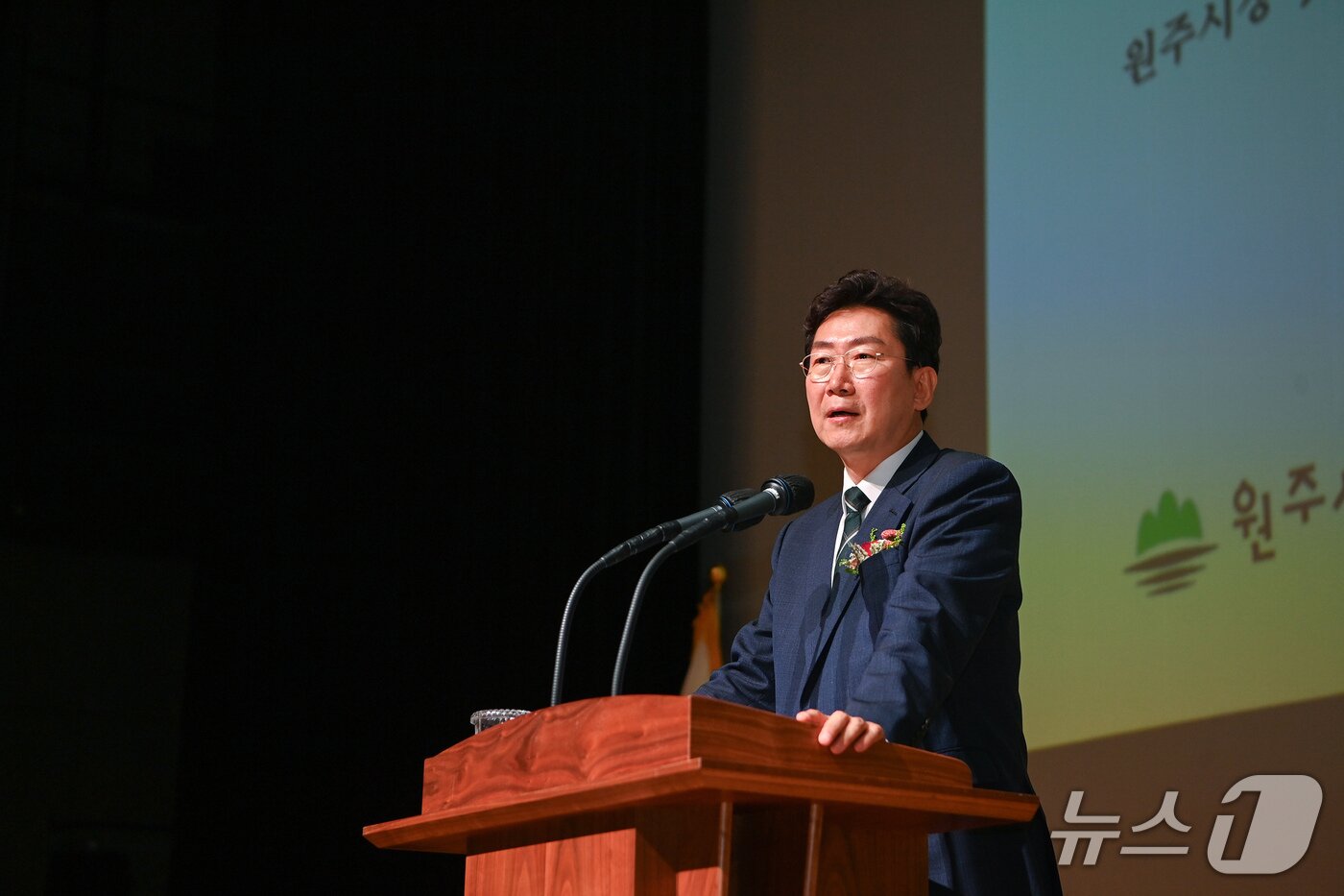 본문 이미지 - 원강수 강원 원주시장이 오는 30일자로 민선 8기 원주시장 임기를 마무리하는 가운데, 원주시가 26일 백운아트홀에서 민선8기 원주시장 이임식을 열었다. (원주시 제공. 재판매 및 DB금지)2026.6.26/뉴스1