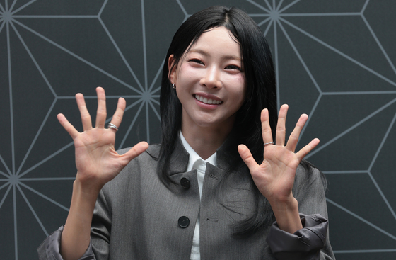 김민지, 육상카리나의 사랑스러운 인사
