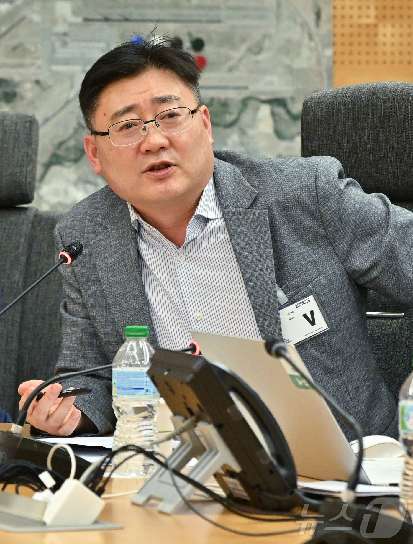 (마드리드=뉴스1) 공항사진기자단 = 장지익 한국공항공사 홍보실장이 25일(현지시간) 스페인 마드리드 바라하스 국제공항 제4터미널에서 스페인 공항운영 그룹(AENA) 관계자들을 만 …