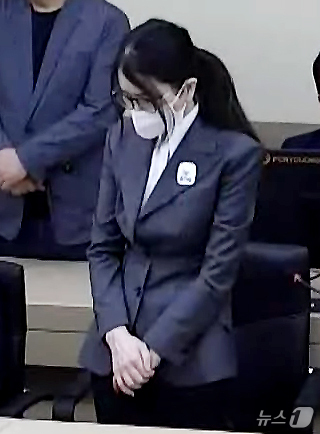 (서울=뉴스1) 이호윤 기자 = 김건희 여사가 26일 서울 서초구 중앙지방법원에서 열린 특정범죄가중처벌등에관한법률위반(알선수재) 부정청탁및금품등수수의금지에관한법률위반 증거인멸 등에 …