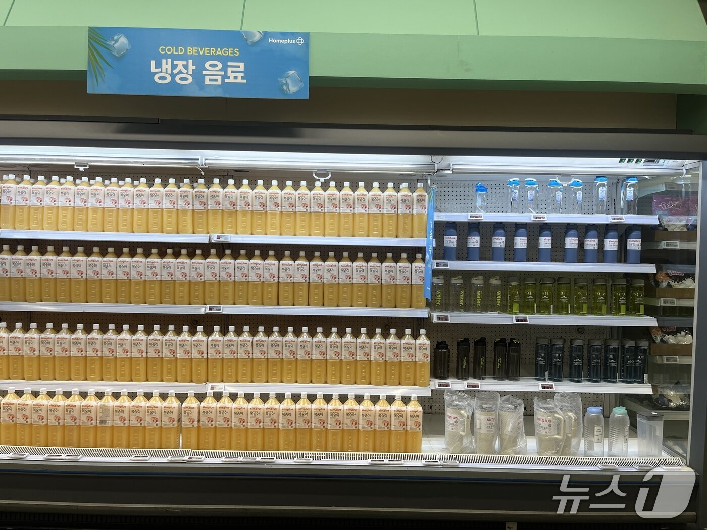 본문 이미지 - PB브랜드 음료로 가득 채워진 음료 매대. 그 옆에는 텀블러가 자리를 대신하고 있다. ⓒ 뉴스1 박혜연 기자