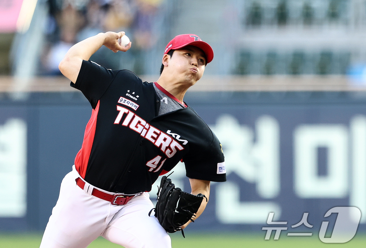 (서울=뉴스1) 최지환 기자 = 26일 오후 서울 송파구 잠실야구장에서 열린 프로야구 '2026 신한은행 SOL KBO리그' KIA 타이거즈와 두산 베어스의 경기, KIA 선발 황 …