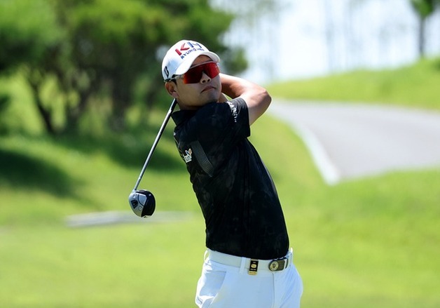 정한밀, 7타 줄여 KPGA 군산 CC 오픈 2R 공동 선두 도약