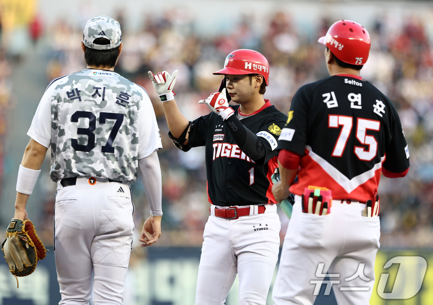 (서울=뉴스1) 최지환 기자 = 26일 오후 서울 송파구 잠실야구장에서 열린 프로야구 '2026 신한은행 SOL KBO리그' KIA 타이거즈와 두산 베어스의 경기, 3회초 1사 주 …
