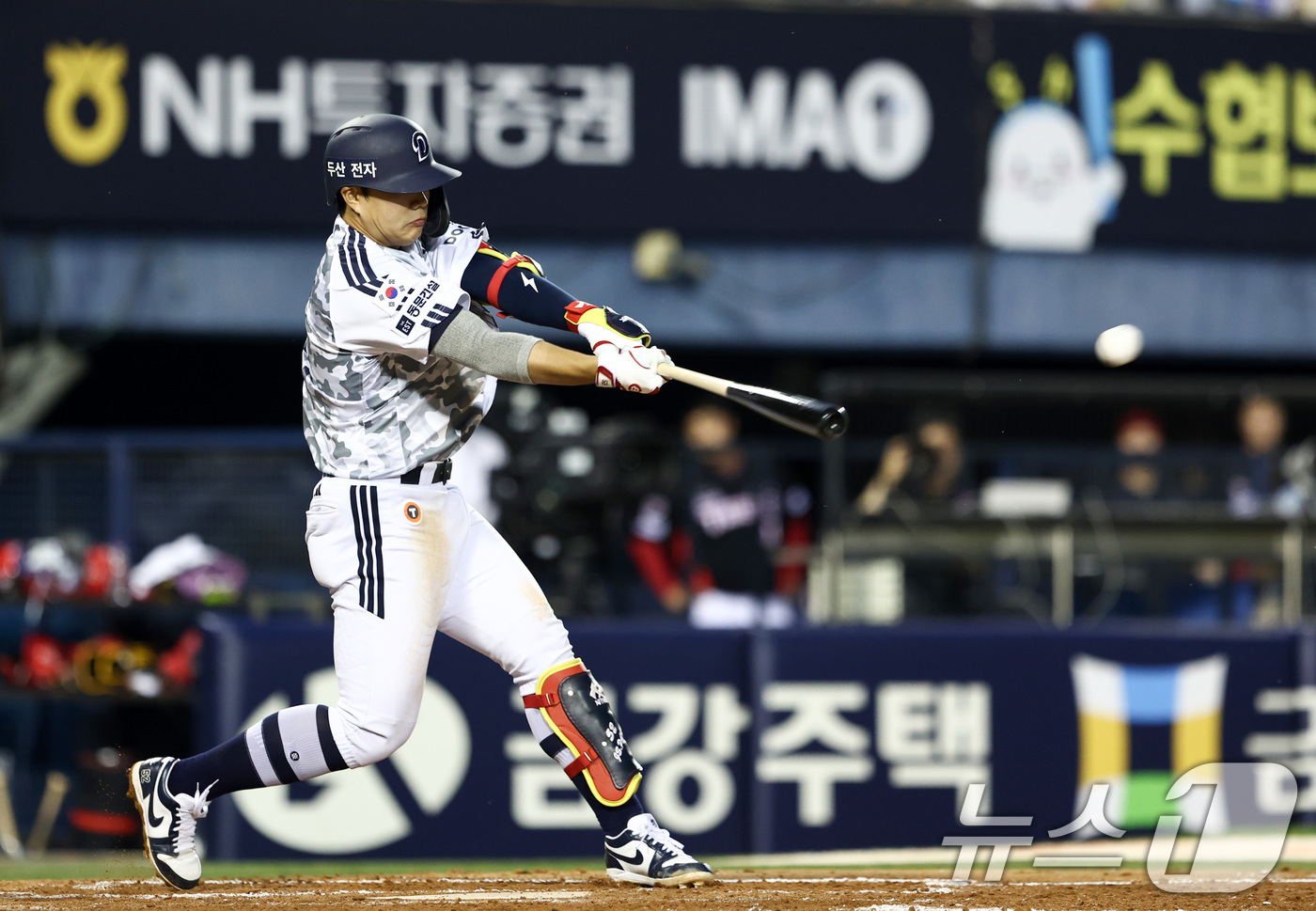 (서울=뉴스1) 최지환 기자 = 26일 오후 서울 송파구 잠실야구장에서 열린 프로야구 '2026 신한은행 SOL KBO리그' KIA 타이거즈와 두산 베어스의 경기, 5회말 2사 2 …