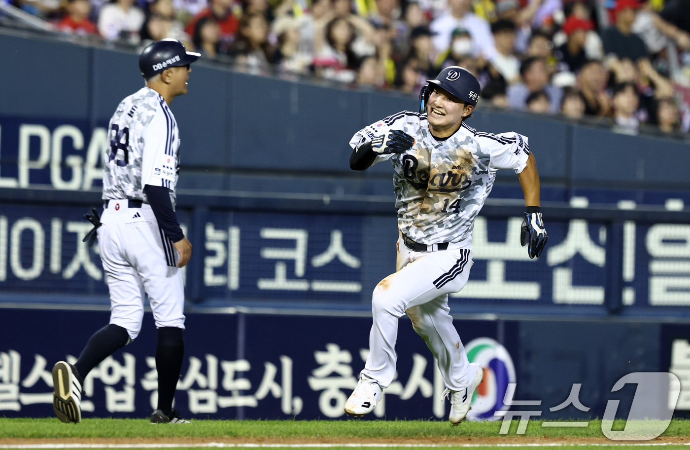 (서울=뉴스1) 최지환 기자 = 26일 오후 서울 송파구 잠실야구장에서 열린 프로야구 '2026 신한은행 SOL KBO리그' KIA 타이거즈와 두산 베어스의 경기, 5회말 2사 2 …