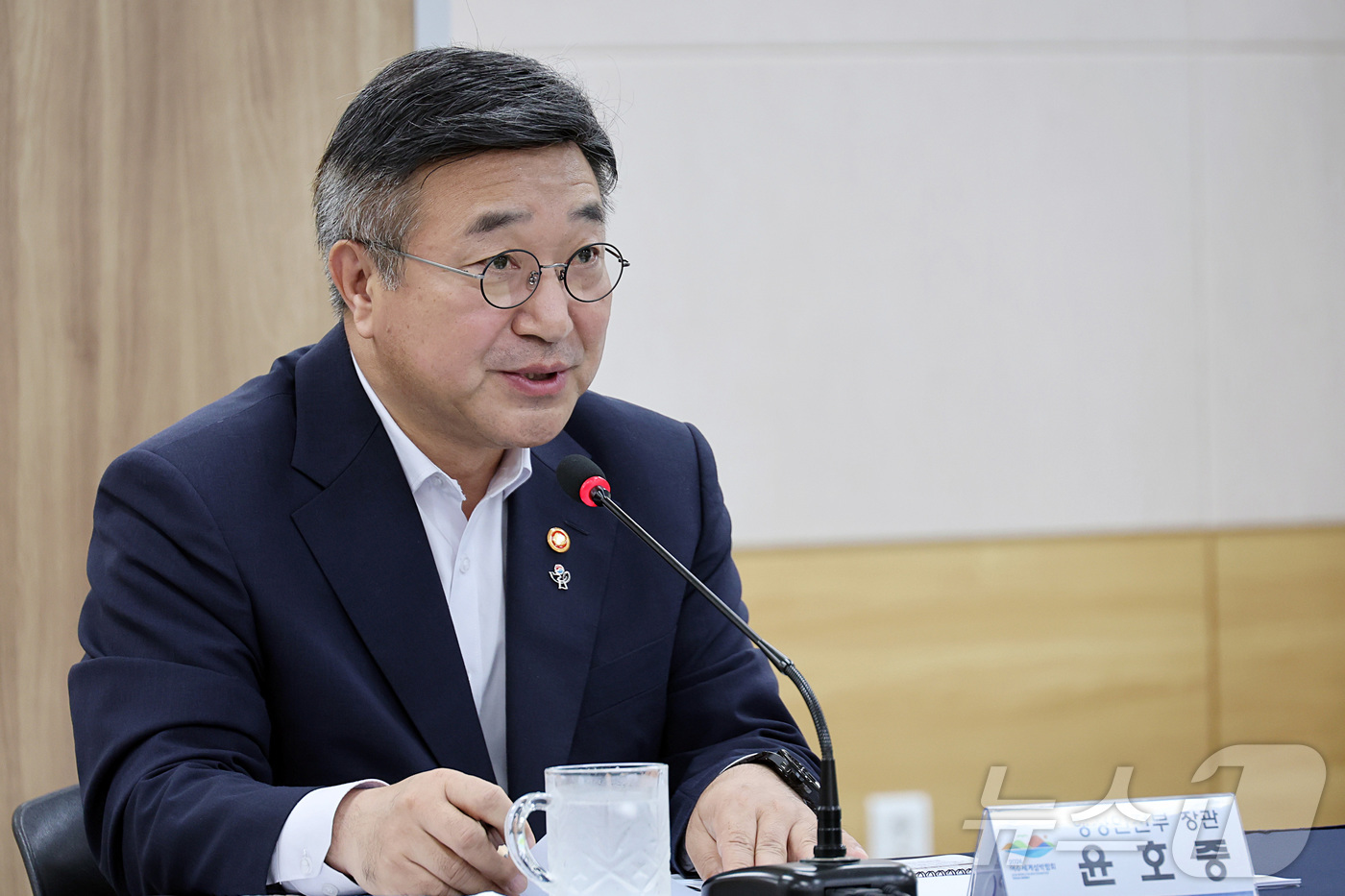 (서울=뉴스1) = 윤호중 행정안전부 장관이 26일 오후 전남 여수엑스포 컨벤션센터에서 2026 여수세계섬박람회 준비상황 점검 회의를 주재하고 있다. (행정안전부 제공. 재판매 및 …