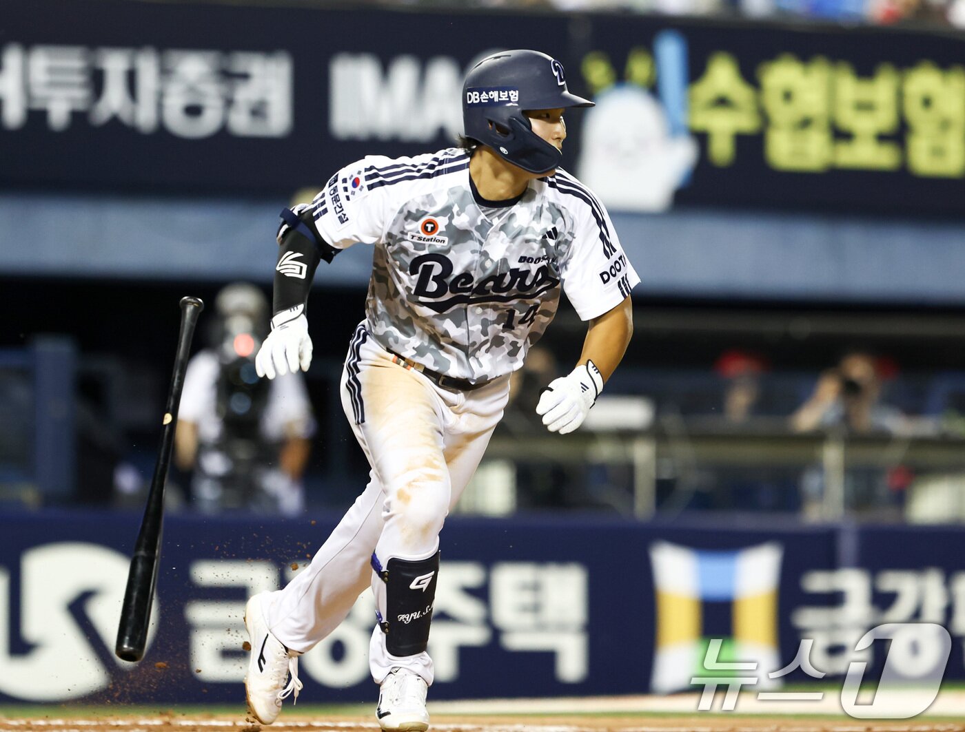 본문 이미지 - 26일 오후 서울 송파구 잠실야구장에서 열린 프로야구 '2026 신한은행 SOL KBO리그' KIA 타이거즈와 두산 베어스의 경기, 두산 류승민이 7회초 2사 주자없는 상황에서 안타를 치고 있다. 2026.6.26 ⓒ 뉴스1 최지환 기자