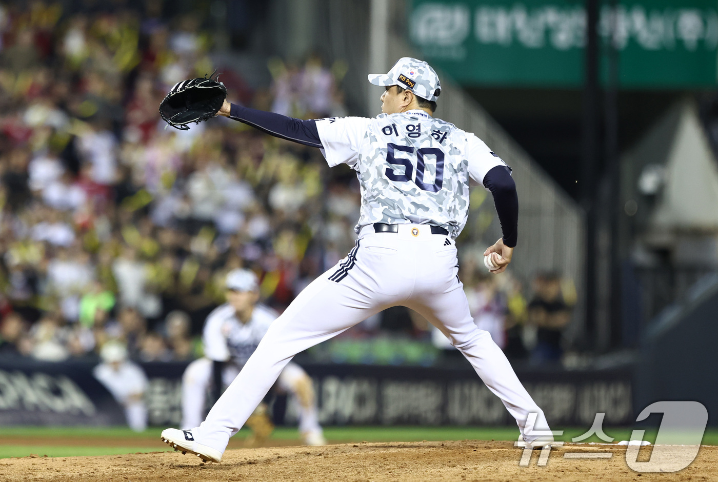 (서울=뉴스1) 최지환 기자 = 26일 오후 서울 송파구 잠실야구장에서 열린 프로야구 '2026 신한은행 SOL KBO리그' KT 위즈와 두산 베어스의 경기, 9회초 등판한 이영하 …