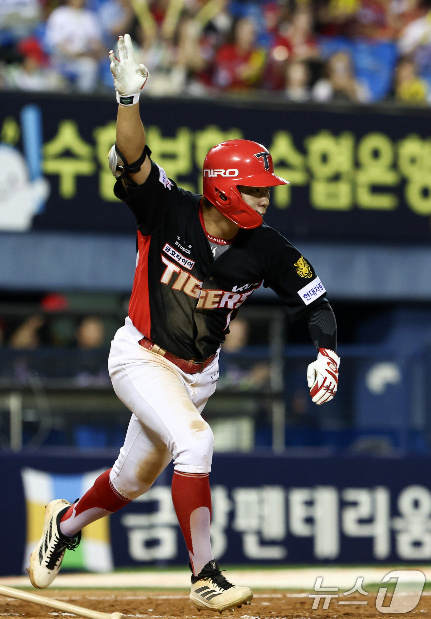 (서울=뉴스1) 최지환 기자 = 26일 오후 서울 송파구 잠실야구장에서 열린 프로야구 '2026 신한은행 SOL KBO리그' KIA 타이거즈와 두산 베어스의 경기, 9회초 2사 만 …