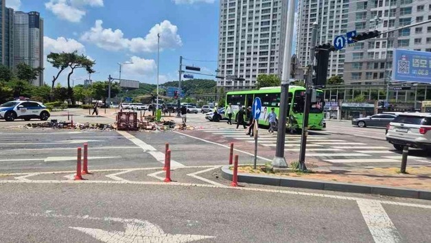 천안 불당동 교차로서 1톤 트럭·시내버스 충돌…11명 다쳐