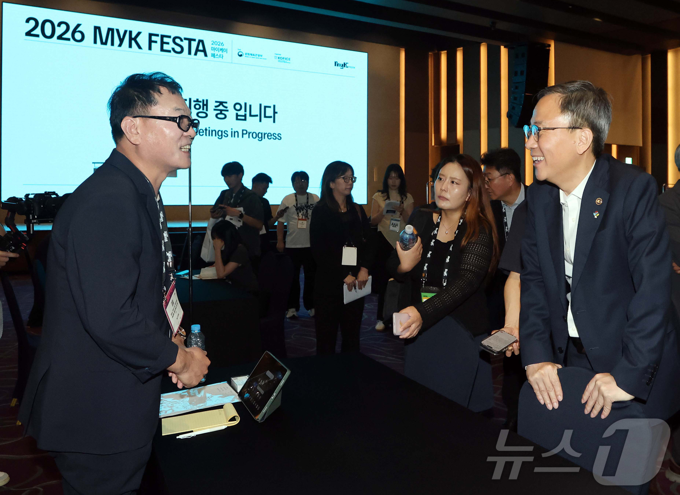 (서울=뉴스1) 김진환 기자 = 김영수 문화체육관광부 제1차관(오른쪽)이 지난 26일 경기도 고양 소노캄 고양에서 열린 Myk Trade 수출박람회에 참가한 해외 바이어와 이야기 …